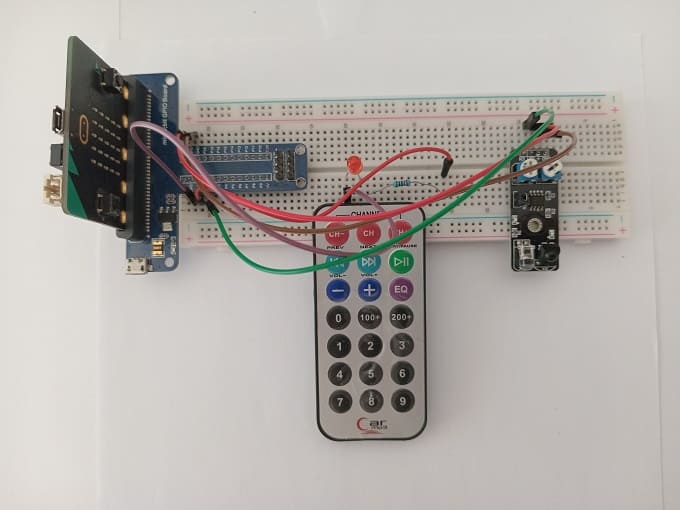 Montage de la carte Micro:bit avec le capteur infrarouge KY-032 et une LED