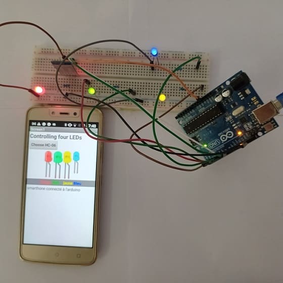 Montage de la carte Arduino UNO avec quatre LEDs et le module HC-06