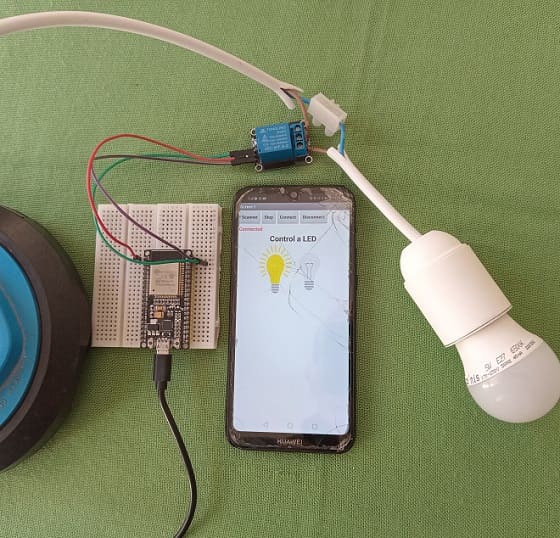 Montage de la carte ESP32 avec une lampe et un relais